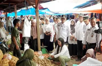 Bupati dan Wabup Solsel didampingi OPD terkait Sidak ke Pasar Padang Aro