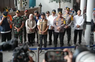 Menko PMK di Dampingi Panglima TNI dan Kapolri Kunjungi Pelabuhan Merak Cek Arus Mudik