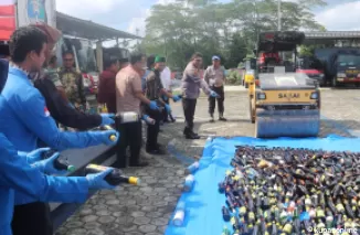 Polres Lampung Selatan Musnahkan Ratusan Botol Miras Jelang Ramadhan