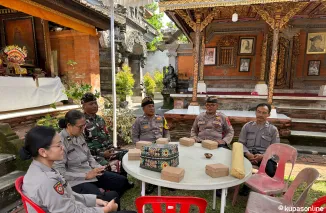 Turut Berduka Cita, Kapolsek Denpasar Barat Melayat ke Puri Agung Pemecutan Denpasar