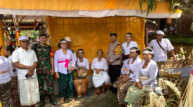 Babinsa Budeng Pantau Prosesi Sakral Ngermagayang Jelang Karya Ngenteg Linggih
