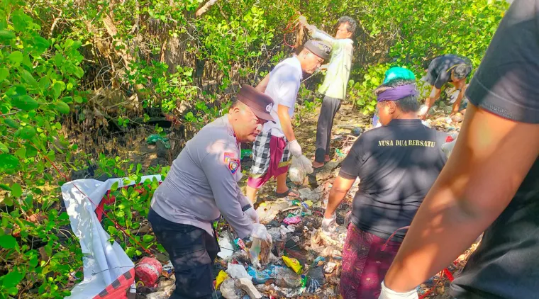 Bhabinkamtibmas Benoa Gelar Aksi Bersih-Bersih Rawa di Jalan Pintas Lagun Nusa Dua