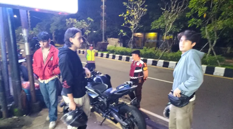 Blue Light Patrol, Polisi Tegur WNA yang Hendak Trek-trekan di Kuta Selatan