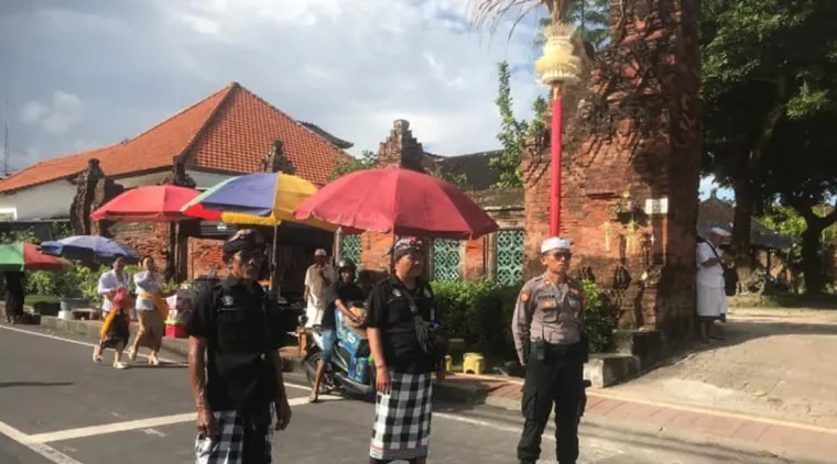 Kolaborasi Polsek Dentim, Pecalang dan Instansi Terkait Kawal Rangkaian Piodalan di Puri Ageng Kesiman