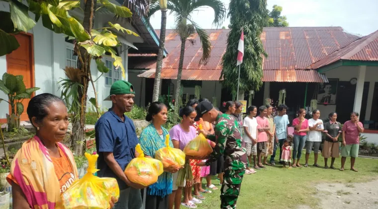 Momen Paskah Pos Mahen Satgas Yonif 741/GN Bersama Suster Kapela Laksanakan Gerakan Berbagi Sembako