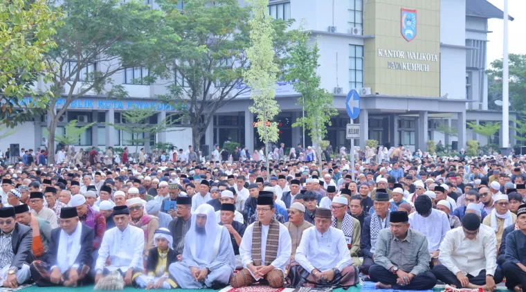 Walikota Payakumbuh Zulmaeta dan wawako Elzadaswarman bersama masyarakat di halaman Balaikota Payakumbuh sebelum  melaksanakan shalat Idulfitri 1446 Hijriah, Senin 31 Maret 2025.