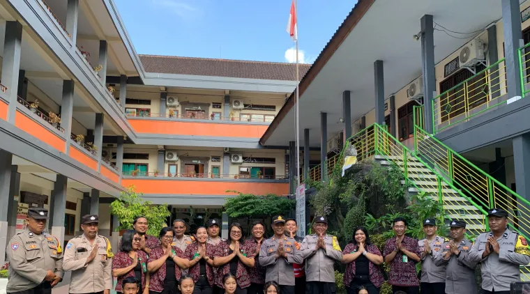 Pererat Kemitraan dengan Sekolah, Polsek Dentim Serahkan Sarana Kontak ke SD 6 Saraswati