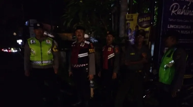 Personel Polsek Kuta Selatan Bersama Pecalang Amankan Upacara Ngerehang di Setra Desa Adat Bualu