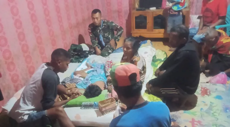 Pos Asumanu Satgas Yonif 741/GN Berikan Pertolongan Pertama kepada Warga yang Mengalami Kecelakaan di Daerah Perbatasan