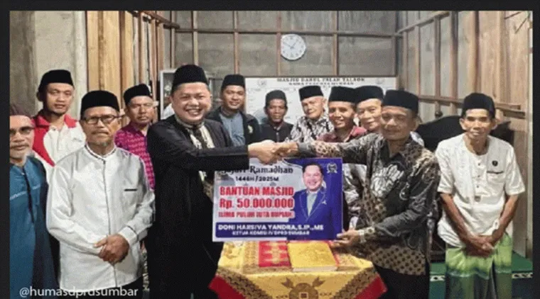 Safari Ramadhan di Pesisir Selatan, Doni Harsiva Yandra Anggota DPRD Sumbar Serahkan Bantuan untuk Masjid Nurul Falah