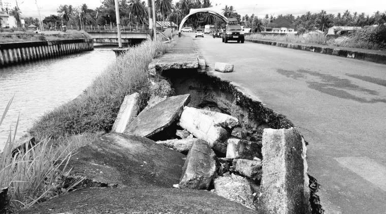 Kerusakan Fasilitas umum untuk pejalan kaki di jalan inspeksi Batang Mangguang Kota Pariaman yang makin bertambah parah.(Trisnaldi).