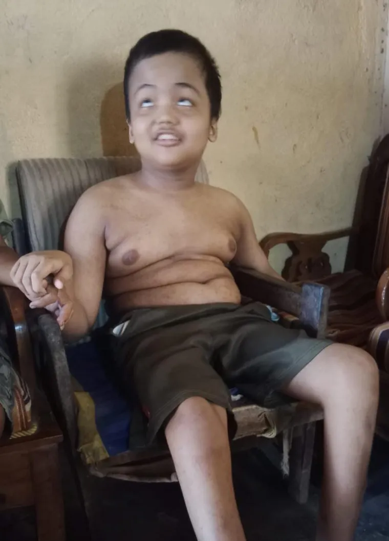Ferdi diduga mengidap hidrosefalus, penyakit langka yang menyebabkan penumpukan cairan di otak. Kepalanya membengkak, rasa sakit kerap datang menggulung ketika demam melanda