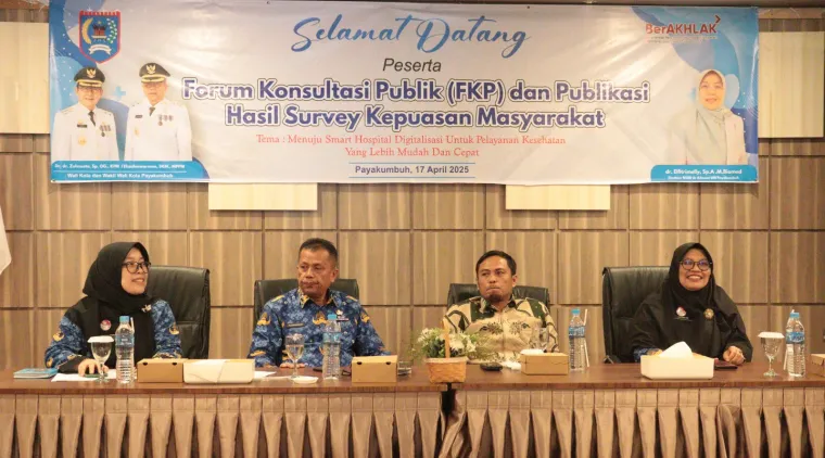 Direktur RSUD Dr. Adnaan WD Payakumbuh dr. Elfitrimelly, Sp.A.,M.Biomedwakil walikota Payakumbuh, Elzadaswarman, ketika membuka Forum Konsultasi Publik (FKP) dan Publikasi Hasil Survei Kepuasan Masyarakat, baru-bar ini.