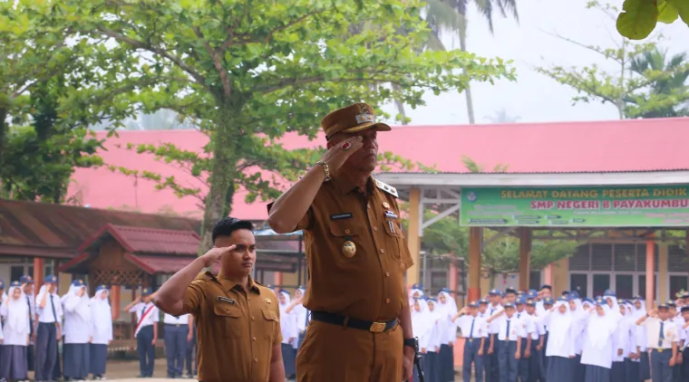 Wawako Elzadaswarman Jadi Pembina Upacara Bendera di SMPN 8 Payakumbuh, Senin 14 April 2025.