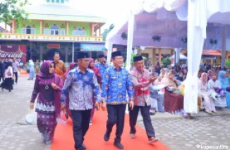 Walikota Payakumbuh Zulmaeta, disambut kepsek SMAN 1 Payakumbuh Erwin Satriadi ketika menghadiri acara perpisahan siswa kelas XII SMA Negeri 1 Payakumbuh tahun ajaran 2024/2025, Kamis 17 April 2025.