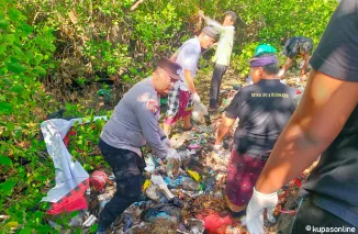 Bhabinkamtibmas Benoa Gelar Aksi Bersih-Bersih Rawa di Jalan Pintas Lagun Nusa Dua