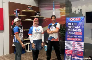 Pengurus PB Ikasmantri Dian Irawati "99" ( Wakil Bendum) Eva Rahmayanti "89"(Bendum) Fajar Anwar Putra "99" (Bid Organisasi)