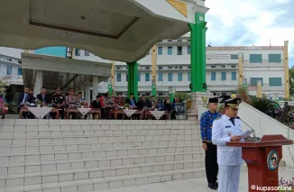 Wabup Limapuluh Kota Ahlul Badrito Resha irup upacara peringatan hari otonomi daerah XXIX tahun 2025, di halaman kantor Bupati Sarilamak, Jumat 25 April 2025.