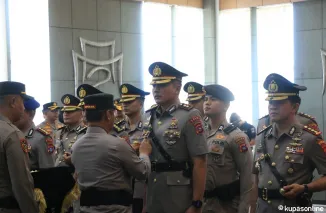 Kapolda Sumatera Barat, Irjen Pol Dr. Drs. Gatot Tri Suryanta, M.Si, CSFA, memimpin upacara Serah Terima Jabatan (Sertijab) bagi tiga Pejabat Utama Polda Sumbar serta tujuh Kapolres di jajaran Polda Sumbar