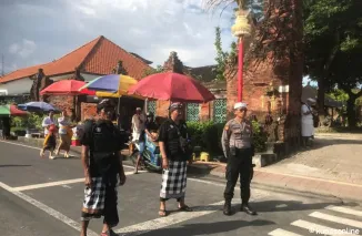 Kolaborasi Polsek Dentim, Pecalang dan Instansi Terkait Kawal Rangkaian Piodalan di Puri Ageng Kesiman