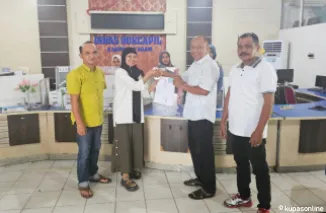 Kepala Dinas Kependudukan dan Pencatatan Sipil (Disdukcapil) Kabupaten Agam, Helton SH, melakukan monitoring guna memastikan Pelayanan Administrasi Kependudukan Khusus Hari Rayo (PAKKAYO) berjalan lancar