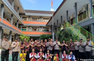 Pererat Kemitraan dengan Sekolah, Polsek Dentim Serahkan Sarana Kontak ke SD 6 Saraswati