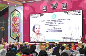 Peringatan Hari Kartini ke-146 di Kalteng, Ny. Holly Diany Reza Prabowo Raih Juara III Fashion Show Kebaya