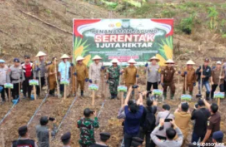 Polri Gencarkan Ketahanan Pangan Lewat Penanaman Jagung Serentak di Murung Raya