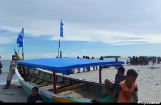 Sebanyak 16 pelajar terseret ombak saat berenang di Pantai Pasir Tiku, Kecamatan Tanjung Mutiara