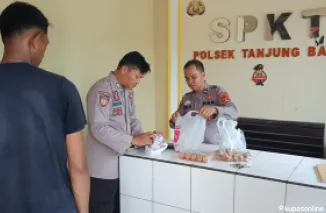 Upaya Peningkatan Keamanan di Polsek Tanjung Batu,Penggunaan Metal Detektor untuk Pemeriksaan Keluarga Tahanan