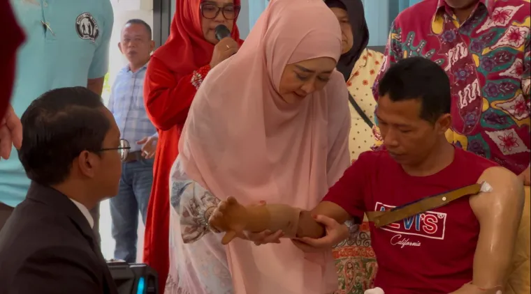52 Penyandang Disabilitas Pesisir Selatan Terima Bantuan Kaki dan Tangan Palsu