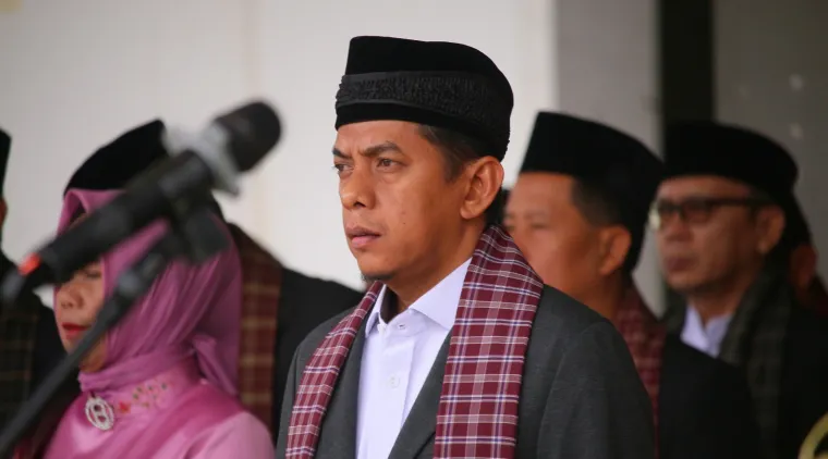 Ketua DPRD Payamumbuh Wirman Putra ketika menghadiri dan mengikuti Upacara Peringatan Hardiknas 2025, di halaman kantor Balaikota Payakumbuh, Jumat 2 Mei 2025.