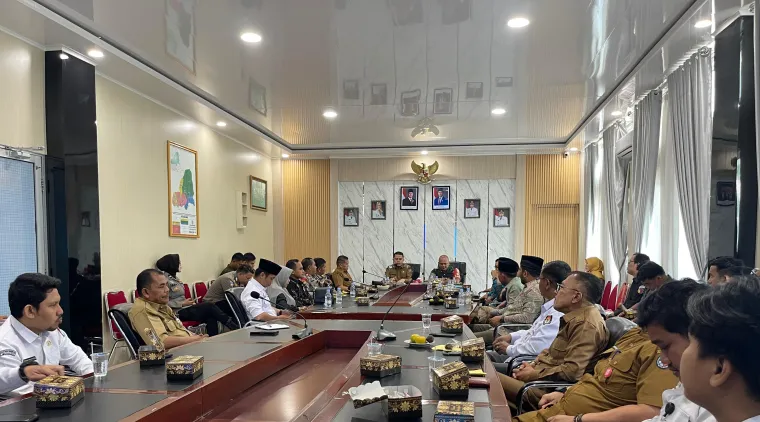KPU dan Bawaslu kabupaten Limapuluh Kota resmi menyerahkan laporan pertanggungjawaban dana hibah Pilkada 2024 kepada pemerintah kabupaten Limapuluh Kota, di ruang rapat kantor bupati, Senin 5 Mei 2025.