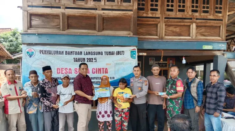 Bhabinkamtibmas Polsek Muara Kuang Hadiri Penyaluran Bantuan  BLT di Desa Sukacinta