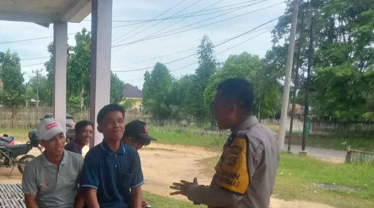 Bhabinkamtibmas Polsek Tanjung Batu Sambangi Warga, Sampaikan Himbauan Maklumat Kapolda Sumsel Terkait Larangan Karhutla