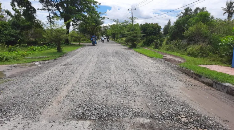 Titik kerusakan jalan di dekat penurunan jembatan muaro Pariaman yang sudah ditimbun dengan timbunan kelas A.(Trisnaldi).