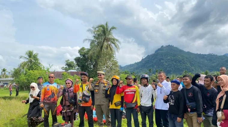 Bupati Hendrajoni Saksikan Uji Coba Paralayang di Puncak Talau, Sebut Potensi Jadi Spot Terbaik Pessel