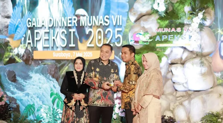 Wako Solok Ramadhani KP dan Ny. Dona Ramadhani (kanan) bersama Wako Surabaya Eri Cahyadi beserta isteri (kiri) diacara Munas VII APEKSI Tahun 2025.