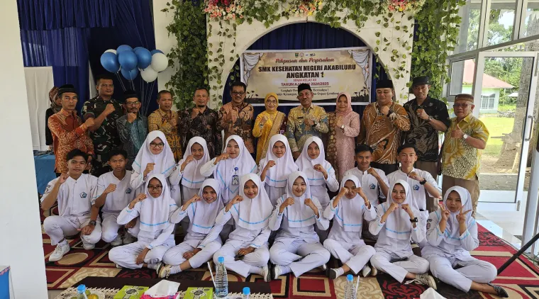 Bupati kabupaten Limapuluh Kota H. Safni ketika menghadiri acara perpisahan siswa kelas XII SMA Negeri 1 Akabiluru dan perpisahan angkatan pertama SMK Kesehatan Negeri Akabiluru Tahun Pelajaran 2024/2025, di halaman sekolah masing-masing, Sabtu 3 Mei 2025
