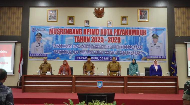 Wakil ketua DPRD kota Payakumbuh Hurisna Jamhur saat memberikan sambutan dalam Musrenbang RPJMD digelar di aula Ngalau Indah, Balaikota Payakumbuh, Senin 5 Mei 2025.