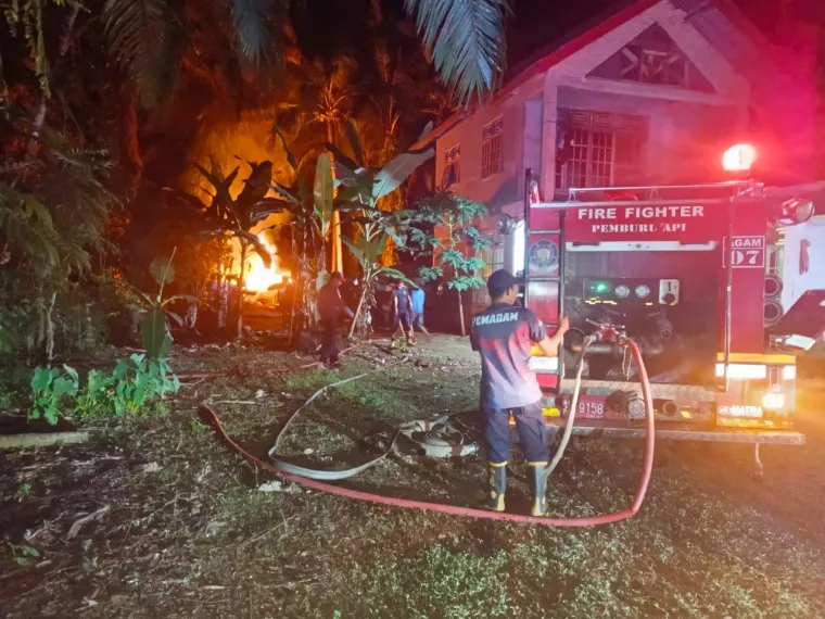 Sebuah pondok kayu di Jorong Padang Madani, Nagari Manggopoh, Kecamatan Lubuk Basung, Kabupaten Agam, hangus terbakar pada Rabu malam (30/4/2025)