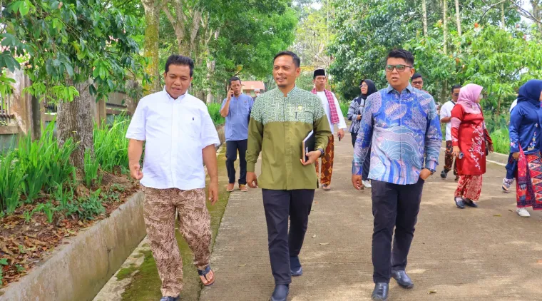 Ketua komisi C DPRD kota Payakumbuh, Fitrayanto didampingi anggota Mardion Fernandes dan Kadis PUPR Muslim menunjau pengelolaan sampah, Jumat 2 Mei 2025.