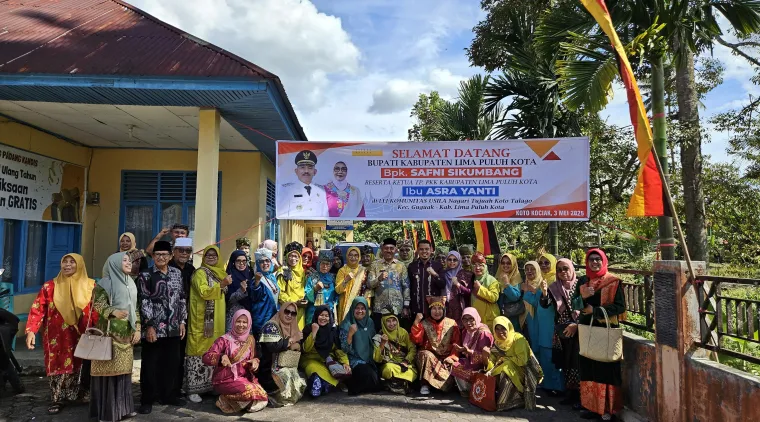 Bupati Limapuluh Kota, H. Safni Sikumbang, saat menghadiri acara Lembaga Lanjut Usia Indonesia bersama Komunitas Usila Tujuah Koto Talago di kecamatan Guguak, kabupaten Limapuluh Kota, Sabtu 3 Mei 2025.