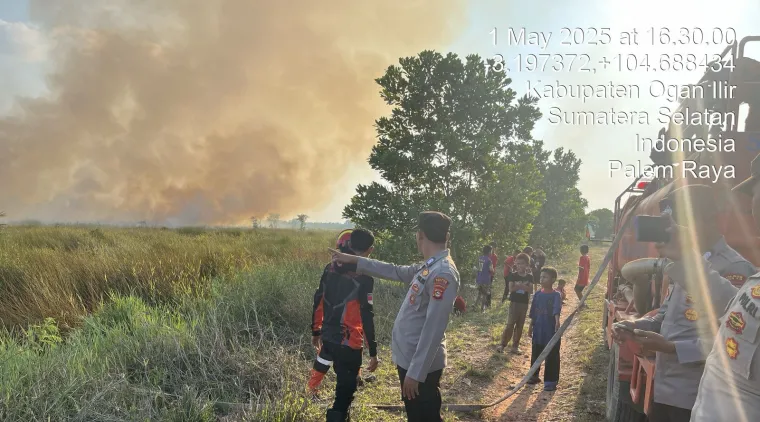 Personel Polsek Indralaya dan BPBD Laksanakan Mitigasi dan Upaya Pemadaman Lahan Gambut Terbakar