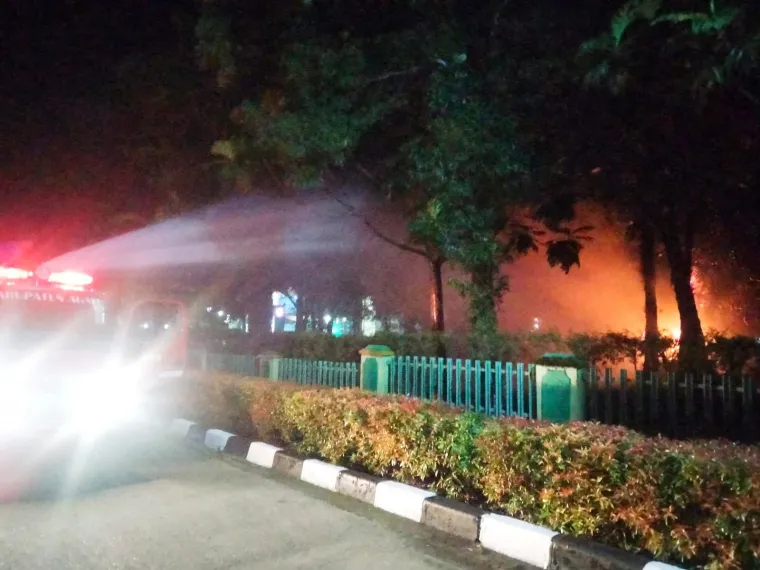 Kebakaran melanda pohon pelindung di area Taman Masjid Nurul Falah, Padang Baru