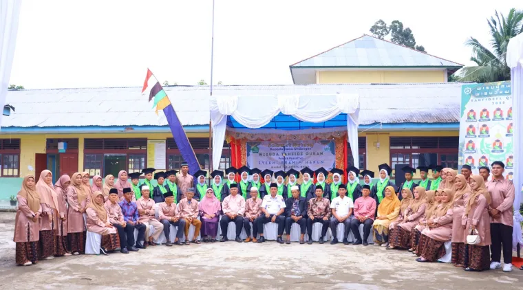 Wakil walikota Payakumbuh Elzadaswarman ketika menghadiri wisuda tahfiz Al-Qur'an di Pondok Pesantren Syekh Ibrahim Harun, kelurahan Tiakar, kecamatan Payakumbuh Timur, Rabu 30 April 2025.