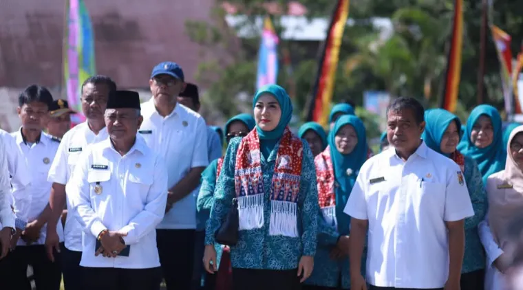 Wawako H. Suryadi Nurdal (kiri) menyambut kedatangan Tim Penilai Lapangan Lomba Kelompok Dasa Wisma Berprestasi Tingkat Sumbar Tahun 2025.