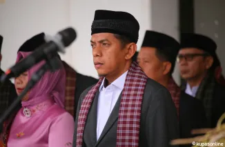 Ketua DPRD Payamumbuh Wirman Putra ketika menghadiri dan mengikuti Upacara Peringatan Hardiknas 2025, di halaman kantor Balaikota Payakumbuh, Jumat 2 Mei 2025.