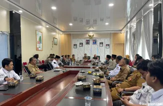 KPU dan Bawaslu kabupaten Limapuluh Kota resmi menyerahkan laporan pertanggungjawaban dana hibah Pilkada 2024 kepada pemerintah kabupaten Limapuluh Kota, di ruang rapat kantor bupati, Senin 5 Mei 2025.