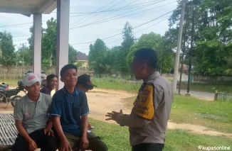 Bhabinkamtibmas Polsek Tanjung Batu Sambangi Warga, Sampaikan Himbauan Maklumat Kapolda Sumsel Terkait Larangan Karhutla